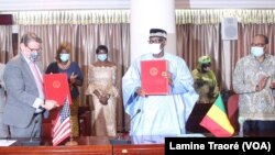 Les Etats-Unis et le Mali ont signé un accord de 9 millions de dollars d'aide, à Bamako, le 11 juin 2020. (VOA/Lamine Traoré)