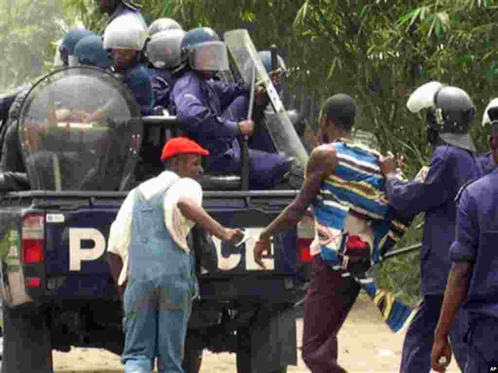 La police congolaise arrête un homme lors d&#39;une opération à Kinshasa. (AP Photo / John Bompengo) 