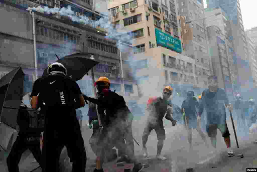 香港抗议者星期六（8-24-2019）向警方仍回一枚催泪弹。路透社