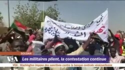 Les militaires plient, la constestation continue