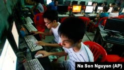  Two students use computers at an internet cafe near their dormitory in Hanoi, Vietnam, September 27, 2012. (AP Photo/Na Son Nguyen)