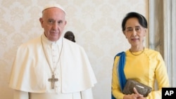 El papa Francisco recibió a la líder de Myanmar Aung San Suu Kyi en el Vaticano el 4 de mayo de 2017.