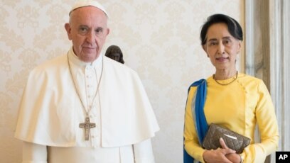 Giáo hoàng Francis và bà Aung San Suu Kyi trong cuộc gặp ở Vatican hồi tháng Năm năm nay.