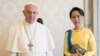 El papa Francisco recibió a la líder de Myanmar Aung San Suu Kyi en el Vaticano el 4 de mayo de 2017.