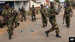 Des soldats dispersent la foule à Bujumbura, le 7 mai 2015. (AP Photo/Jerome Delay)