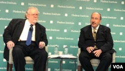 Former Israeli Ambassador to the U.N. Dore Gold, right, participates in a dialogue with the Hudson Institute’s Walter Russell Mead in Washington on Nov. 27, 2018. (M. Lipin, VOA Persian)