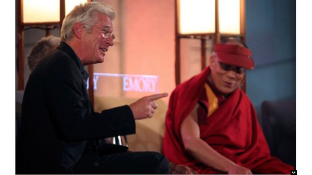 Diễn viên Richard Gere và Đức Đạt Lai Lạt Ma. Ông Gere là người đã tích cực vận động cho tự do của Tây Tạng trong nhiều năm qua.