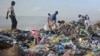 Warga tampak mengais pada tumpukan sampah di tempat pembuangan sampah Wadajir di Mogadishu, Somalia, pada 2 Juni 2018. (Foto: AFP/Mohamed Abdiwahab)