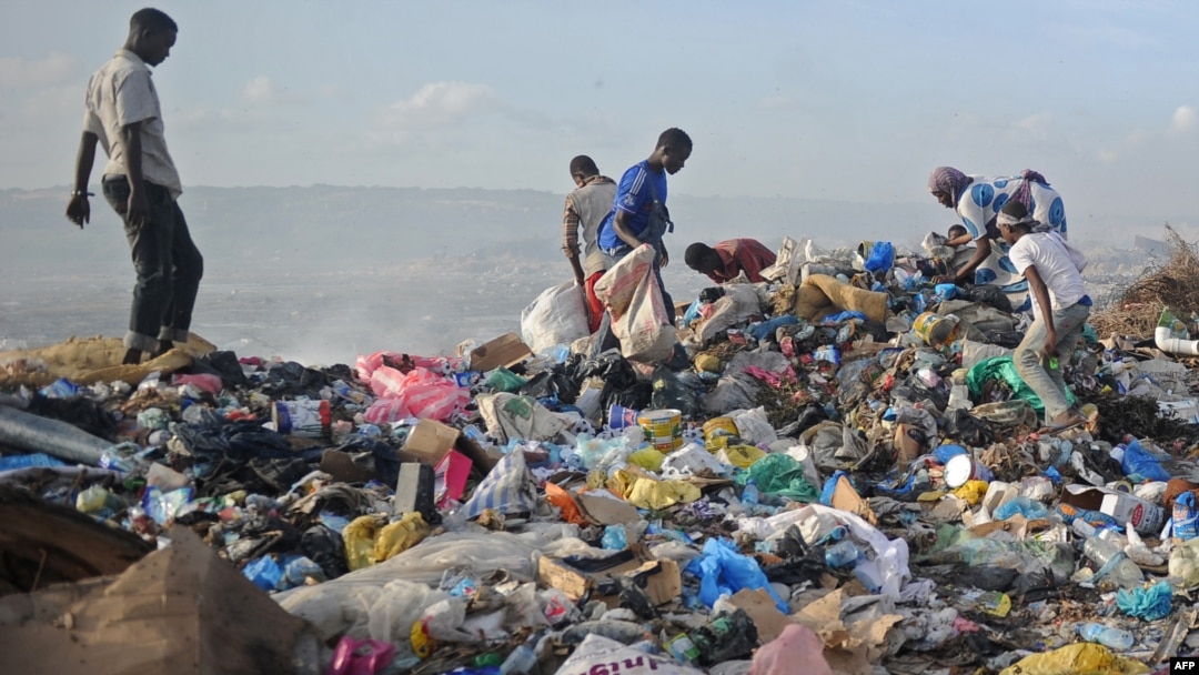 Warga tampak mengais pada tumpukan sampah di tempat pembuangan sampah Wadajir di Mogadishu, Somalia, pada 2 Juni 2018. (Foto: AFP/Mohamed Abdiwahab)