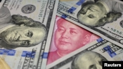 Ông Trump thường xuyên cáo buộc Trung Quốc giữ giá đồng Nguyên thấp một cách giả tạo so với đồng đô la để làm cho hàng hóa xuất khẩu Trung Quốc rẻ hơn, ‘cướp’ việc làm trong ngành sản xuất của Mỹ.
