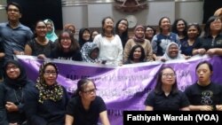 Koalisi Gerakan Perempuan Disabilitas mendukung percepatan pembahasan sekaligus pengesahan RUU Penghapusan Kekerasan Seksual. (foto: VOA/Fathiyah Wardah)