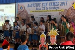 Kesenian musik tradisional angklung mengisi lomba dan peragaan busana adat daerah di SDK St. Aloysius Surabaya.