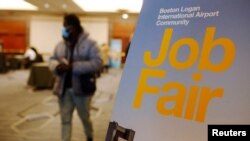 Anuncio de una feria de empleos en el Aeropuerto Logan de Boston, Massachusetts, el 7 de diciembre de 2021.