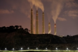 Asap dan uap uap dari PLTU Batubara milik Indonesia Power, di sebelah Proyek PLTU Batubara Jawa 9 dan 10 di Suralaya, Banten, 11 Juli 2020. (Foto: REUTERS/Willy Kurniawan )