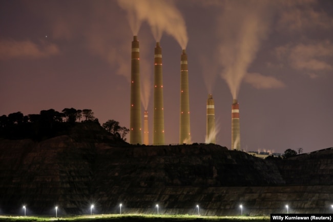 Asap dan uap uap dari PLTU Batubara milik Indonesia Power, di sebelah Proyek PLTU Batubara Jawa 9 dan 10 di Suralaya, Banten, 11 Juli 2020. (Foto: REUTERS/Willy Kurniawan )