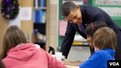 El presidente Barack Obama durante su visita a la escuela de educación media de Parkville donde presentó su presupuesto y su apuesta a la educación.