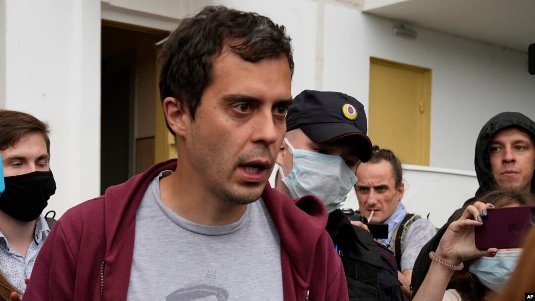 Pemimpin redaksi situs “The Insider,” Roman Dobrokhotov dikelilingi oleh polisi Rusia dan beberapa jurnalis di Moskow, Rabu (28/7). 
