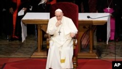 Archivo - El papa Francisco asiste a una reunión con sacerdotes y fieles, seminaristas y catequistas en la Catedral de San Martín, en Bratislava, Eslovaquia, el 13 de septiembre de 2021. 