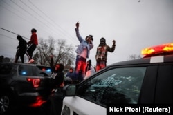 在明尼苏达州布鲁克林中心，在警察开枪打死黑人男子赖特后，示威者站在警车上抗议。(2021年4月11日)