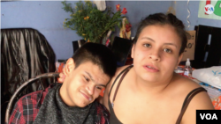 La Voz de América conversó para este reportaje con familiares de discapacitados, quienes explicaron las condiciones de vulnerabilidad. En la fotografía Angie Katerin Espitia y su hermano Elkin Espitia. [Foto: Eliana Páez].