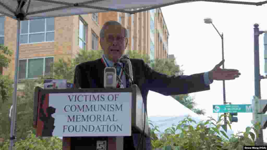 美国前国防部长拉姆斯菲尔德荣获“杜鲁门-里根自由奖章”