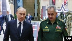 En esta fotografía distribuida por la agencia estatal rusa Sputnik, el presidente ruso Vladimir Putin y el ministro de Defensa Sergei Shoigu asisten a una reunión de la Junta del Ministerio de Defensa ruso.