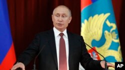 Prezidan Ris Vladimir Putin Pran Lapawol nan Moskou nan Dat 19 Jiyè 2018. AP/ Sergei Karpukhin.
