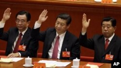 Jia Qinglin (paling kanan) saat menjabat sebagai Ketua Konferensi Konsultatif Politik dalam Kongres Partai Komunis Tiongkok bersama Presiden Tiongkok Xi Jinping (tengah), dan Ketua Komisi Inspeksi Disiplin Partai Komunis Tiongkok He Guoqiang (kiri), 14 November 2012 (Foto: dok). 