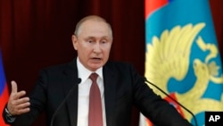 블라디미르 푸틴 러시아 대통령이 19일 모스크바에서 열린 해외공관장 회의에 참석해 연설하고 있다. 