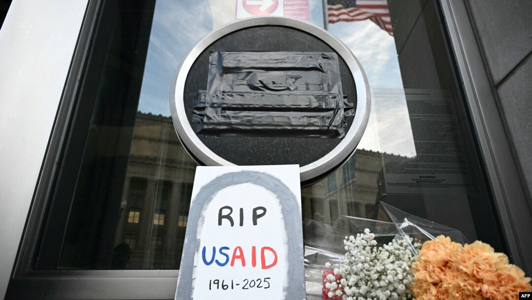 Cveće ispred vrata nekadašnje zgrade USAID-a (Foto: Mandel NGAN / AFP)