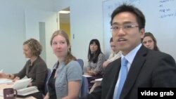 儲亦斌和同事開會