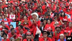 Para demonstran "Kaos Merah" dalam aksi unjuk rasa di persimpangan Ratchaprasong, Bangkok, Thailand, 19 Mei 2012. (Foto: dok). 