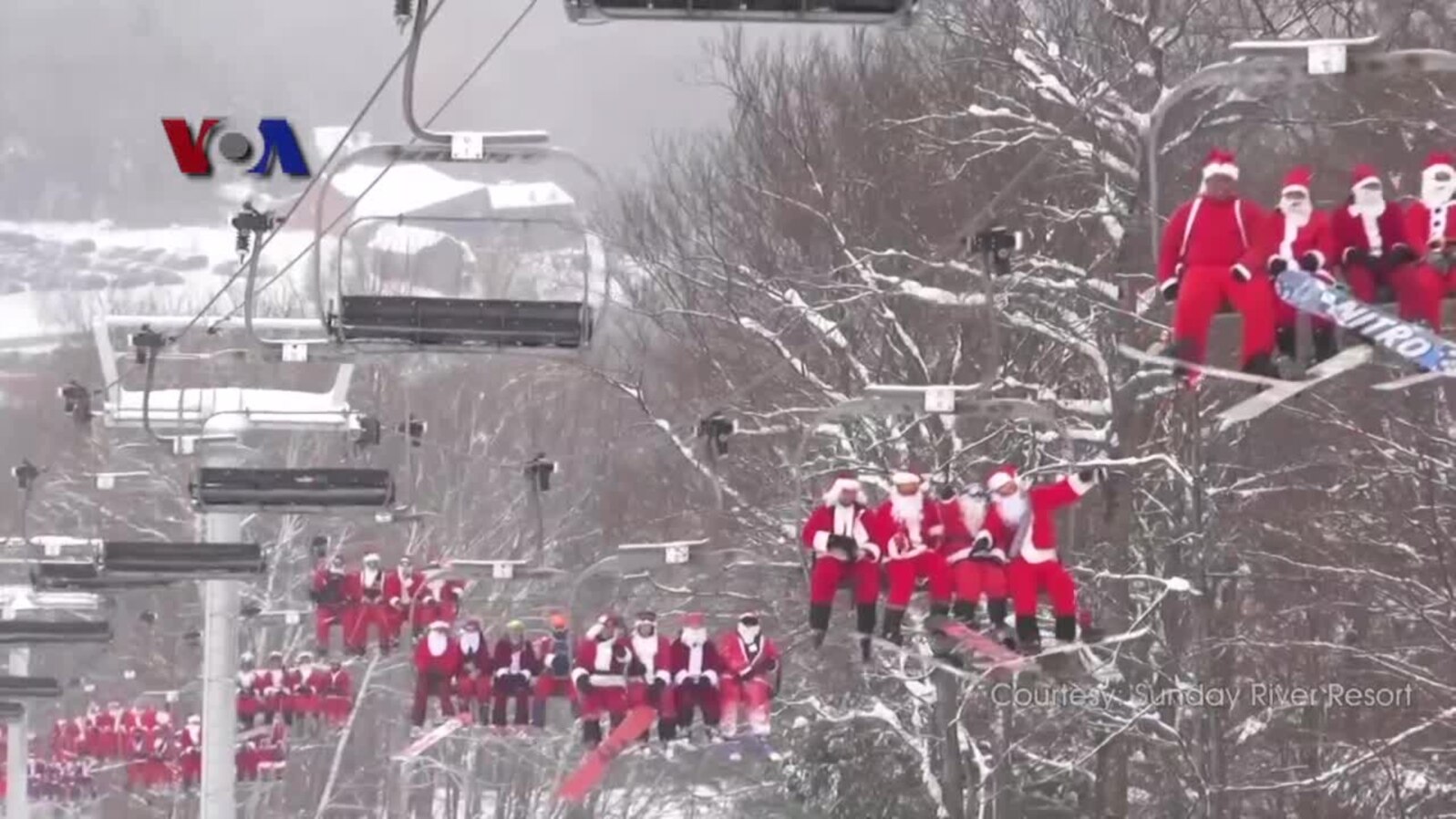 VOA Trending Topic: Ratusan Sinterklas Kumpulkan Dana Amal dengan Skiing dan Snowboarding