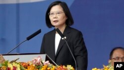 La presidenta de Taiwán, Tsai Ing-wen, pronuncia un discurso durante las celebraciones del Día Nacional en Taipéi el 20 de octubre de 2023.