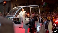 Warga Brazil menyambut meriah kedatangan Paus Fransiskus di Rio de Janeiro (22/7),