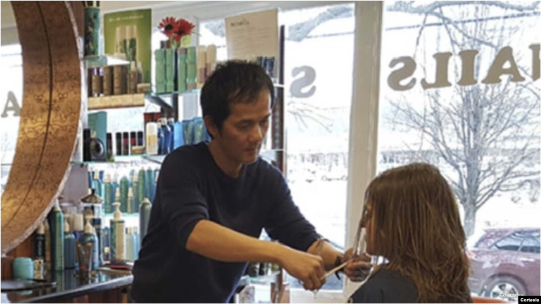Divo Le, un inmigrante vietnamita dueño de Divo Hair Salon en Alexandria, Virginia, ha visto su sueño americano amenazado por la COVID-19. 