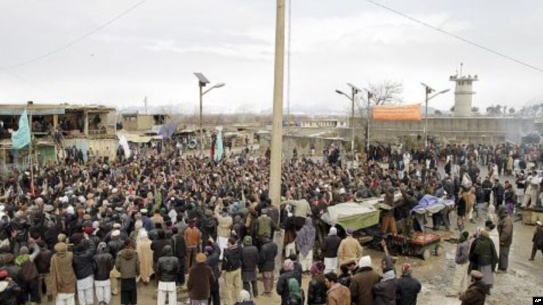Warga Afghanistan melakukan unjuk rasa di depan pangkalan udara NATO di Bagram (foto: dok). Serangan roket atas pangkalan ini menewaskan 3 warga Afghanistan. 