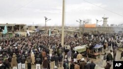 Warga Afghanistan melakukan unjuk rasa di depan pangkalan udara NATO di Bagram (foto: dok). Serangan roket atas pangkalan ini menewaskan 3 warga Afghanistan. 