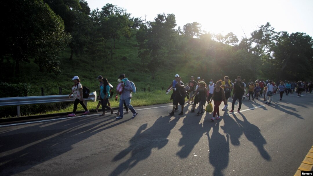 Enfermos y cansados migrantes reanudan caravana en M xico tras