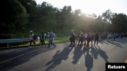Los migrantes continúan su marcha mientras participan en una caravana en Mapastepec, que se dirige a la Ciudad de México, el 1 de noviembre de 2021. 