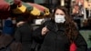 Una mujer, que declilnó dar su nombre, usa una máscara el jueves, 30 de enero de 2020 en la ciudad de Nueva York.