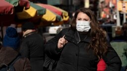 Una mujer, que declilnó dar su nombre, usa una máscara el jueves, 30 de enero de 2020 en la ciudad de Nueva York.