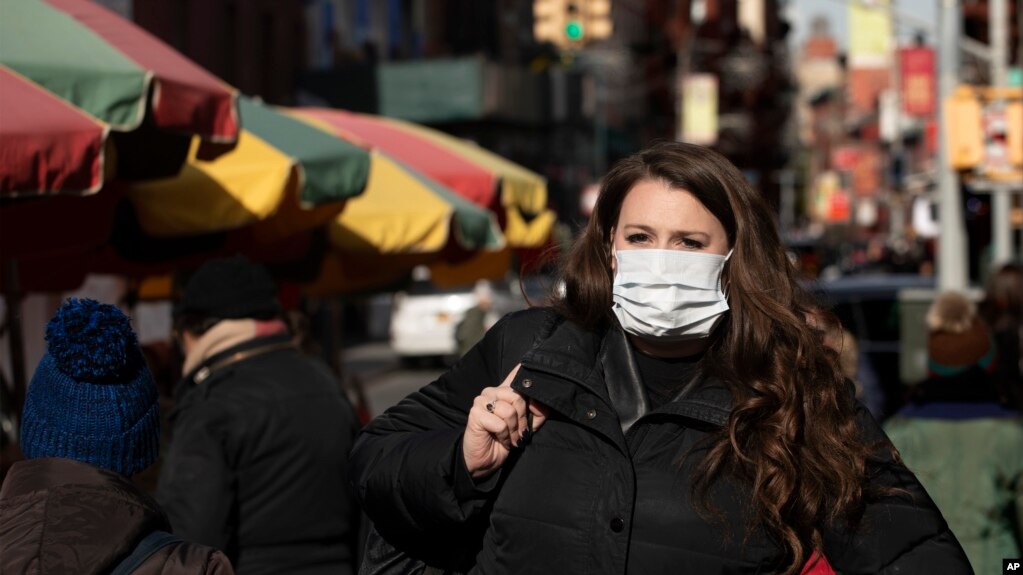 2020年1月30日，一名醫藥公司女職員在紐約街頭行走。她說戴口罩是因為擔心感染新冠狀病毒。