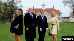 Prezidan Donald Trump ak premyè dam Lèzetazini an Melania Trump (2 agoch), epi Presidan fransè a, Emmanuel Macron, ak Madanm li, Brigitte Macron, pandan yo t ap prepare yo pou yon vizit nan rezidans prive premye prezidan ameriken an, George Washington, nan Mount Vernon, Eta Vijini, pa lwen ak Washington.