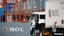 Các container hàng hóa của công ty vận chuyển đường biển Mitsui O.S.K. của Nhật tại cảng Tokyo.