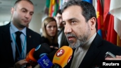 Wakil Menlu Iran, Abbas Araghchi berbicara kepada media (foto: dok). 