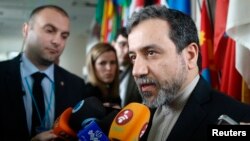 Wakil Menlu Iran, Abbas Araghchi memberikan keterangan kepada media (foto: dok). 