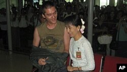 ၁၀ ႏွစ္အတြင္း ပထမဆုံးအႀကိမ္ ျပန္လည္ဆုံေတြ႕ခြင့္ ရခဲ့သည့္ ေဒၚေအာင္ဆန္းစုၾကည္ႏွင့္ သားငယ္ ကုိထိန္လင္း။ ႏုိ၀င္ဘာ ၂၃၊ ၂၀၁၀။