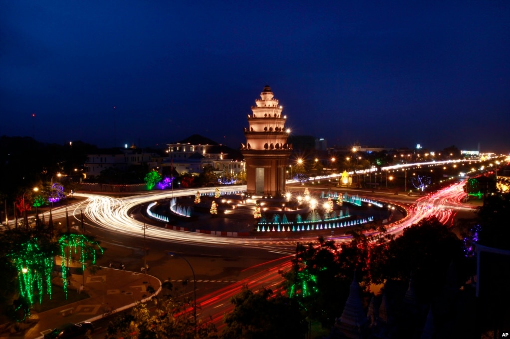 ទិដ្ឋភាព​​វិមានឯករាជ្យ​​នាពេលរាត្រី​។ វិមាន​ឯករាជ្យ​ត្រូវ​បាន​សង់​ឡើង​ក្នុង​ឆ្នាំ​១៩៥៨​ ដើម្បី​អបអរ​ការទទួល​បាន​ឯករាជ្យ​ពី​អាណានិគម​បារាំង​ ក្នុង​ឆ្នាំ​១៩៥៣។​ (Heng Sinith/AP)