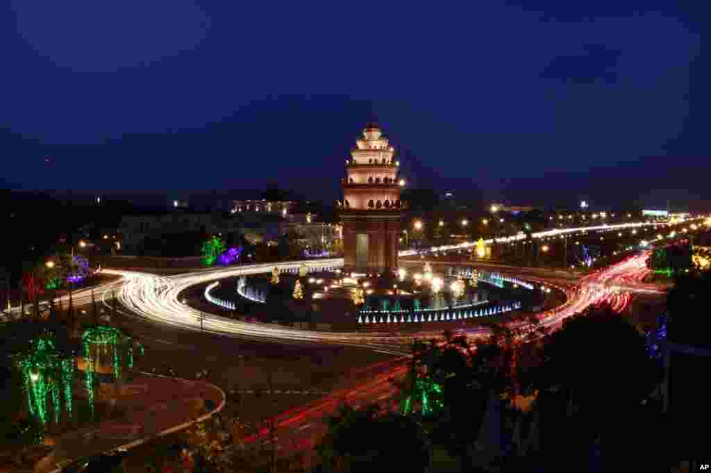 ទិដ្ឋភាពវិមានឯករាជ្យនាពេលរាត្រី។ វិមានឯករាជ្យត្រូវបានសង់ឡើងក្នុងឆ្នាំ១៩៥៨ ដើម្បីអបអរការទទួលបានឯករាជ្យពីអាណានិគមបារាំង ក្នុងឆ្នាំ១៩៥៣។ (Heng Sinith/AP)